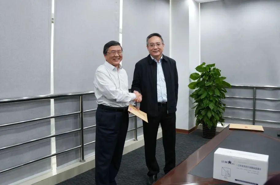 奉賢區(qū)人大常委會黨組書記、主任張培榮一行蒞臨上海山美股份開展“優(yōu)環(huán)境、穩(wěn)經濟”大走訪大調研